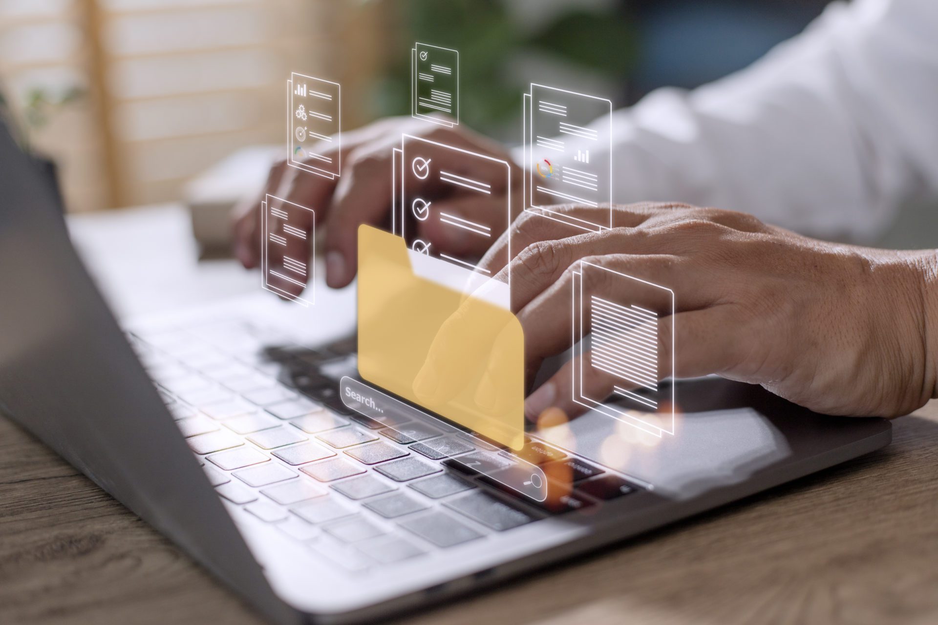 Des mains tapant sur un clavier d'ordinateur avec des icônes de documents flottants autour, représentant le transfert de fichiers.