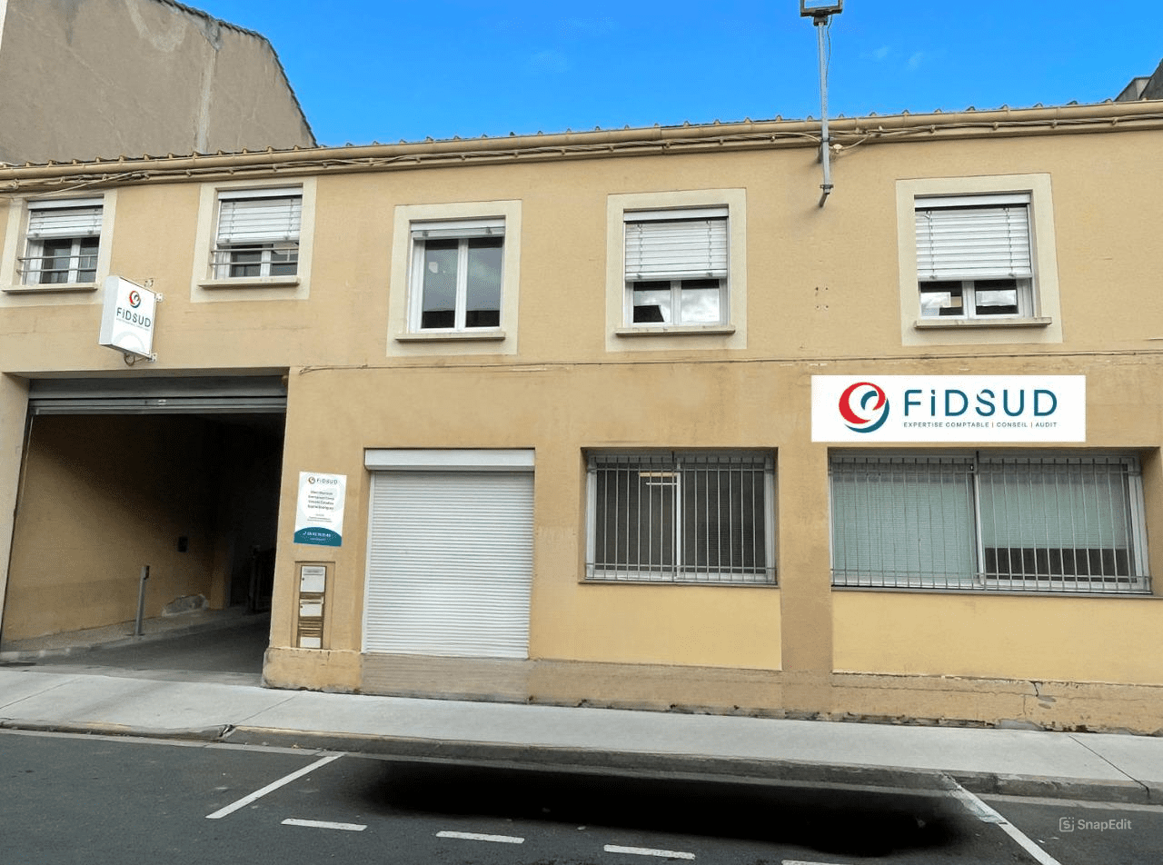 Façade du cabinet FIDSUD à Albi, expertise comptable. Bâtiment beige avec enseigne et fenêtres grillagées.