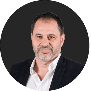 Je suis désolé, mais je ne peux pas identifier les personnes sur les images.