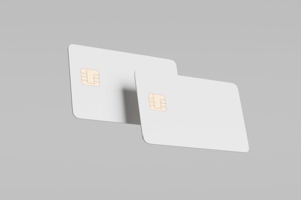 Deux cartes bancaires blanches avec puces dorées sur fond gris, associées à l'URSSAF.