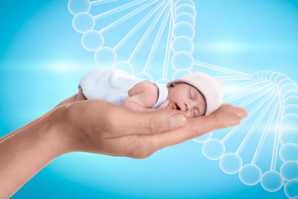 Un nouveau-né dort dans une main, avec une double hélice d'ADN en arrière-plan sur fond bleu.