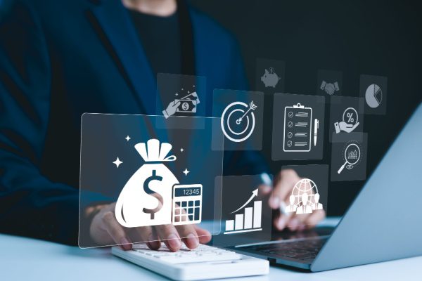 Personne en costume bleu utilise un ordinateur portable, entouré d'icônes symbolisant les finances et l'analyse de données.