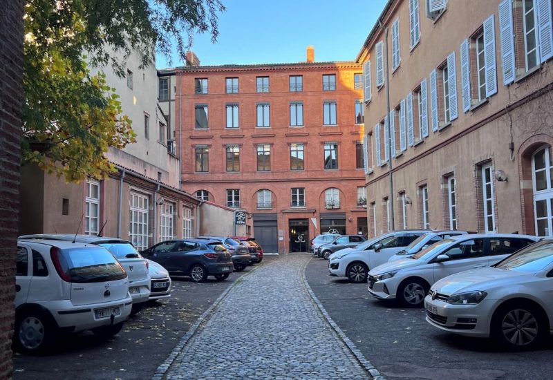 fidsud-toulouse-cour-pavee-facade-briques